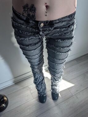 Distressed Ribbed-Panel Women’s Jeans - Black